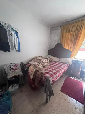 Спаваћа соба; плочице, потребна реновација, природно светло