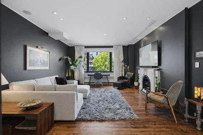Oturma odası; şömine, doğal ışık, modern stil