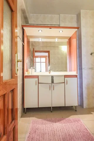 Bagno; pavimento in piastrelle, luce naturale