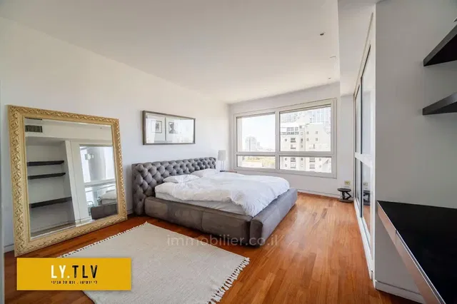 Yatak odası; ahşap zemin, doğal ışık, modern stil