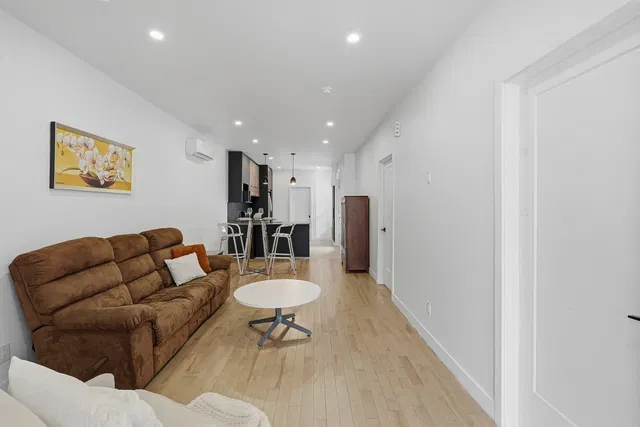 Woonkamer; natuurlijk licht, houten vloer, moderne stijl