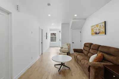 Salon; parquet, lumière naturelle, style moderne