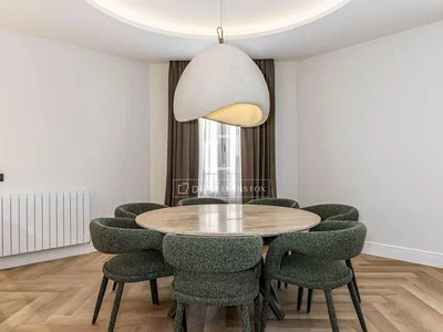 Yemek odası; ahşap zemin, modern stil, doğal ışık, tadilatlı