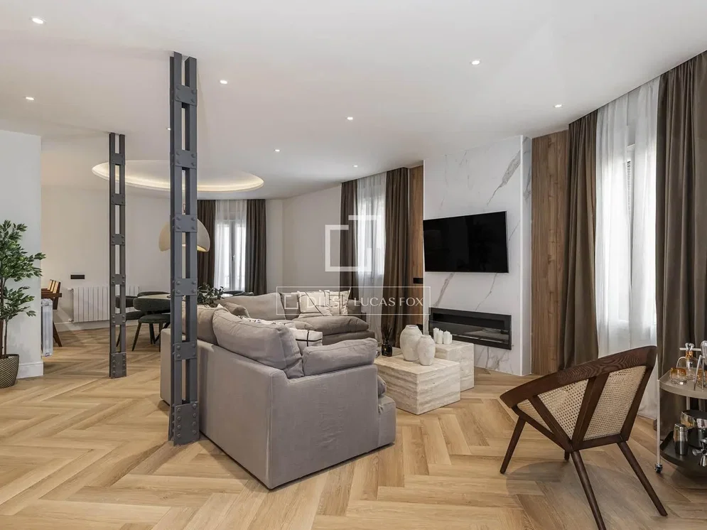 Obývací pokoj; dřevěná podlaha, krb, přirozené světlo, moderní styl