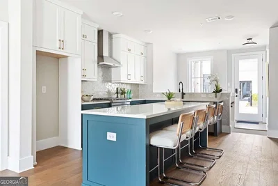 Kuchyně; kuchyňské spotřebiče, dřevěná podlaha, přirozené světlo, moderní styl, po rekonstrukci