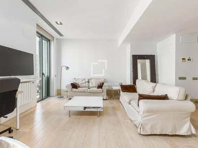 Oturma odası; doğal ışık, ahşap zemin, modern stil, manzara