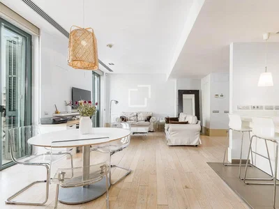 Oturma odası; doğal ışık, modern stil, ahşap zemin