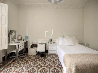 Yatak odası; fayans zemin, doğal ışık