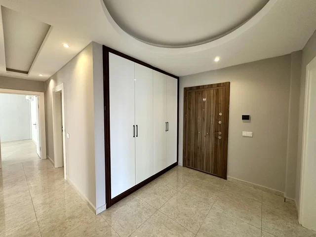 Гардероба; плочице, природно светло