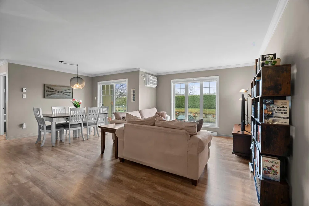 Dnevni boravak; prirodna svjetlost, moderan stil, drveni pod