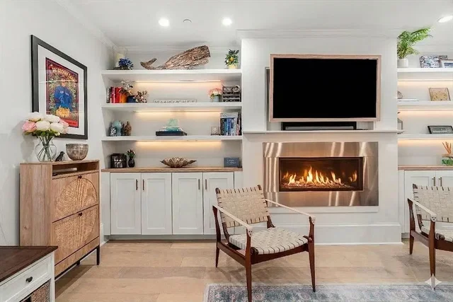 Living room; fireplace, natural light, modern style