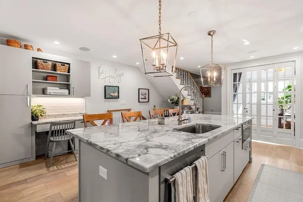 Kuhinja; prirodna svjetlost, moderan stil