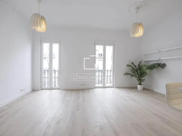 Living room; natural light, wood floor, modern style