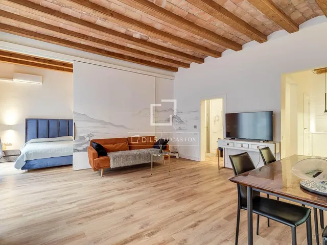Living room; wood beams, wood floor, natural light, modern style