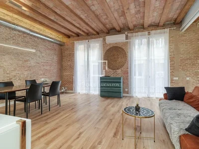 Wohnzimmer; holzbalken, tageslicht, moderner stil