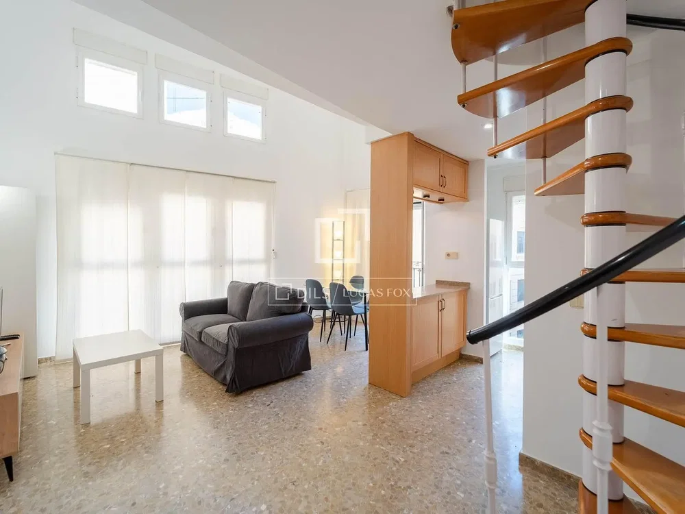 Wohnzimmer; tageslicht, hohe decken