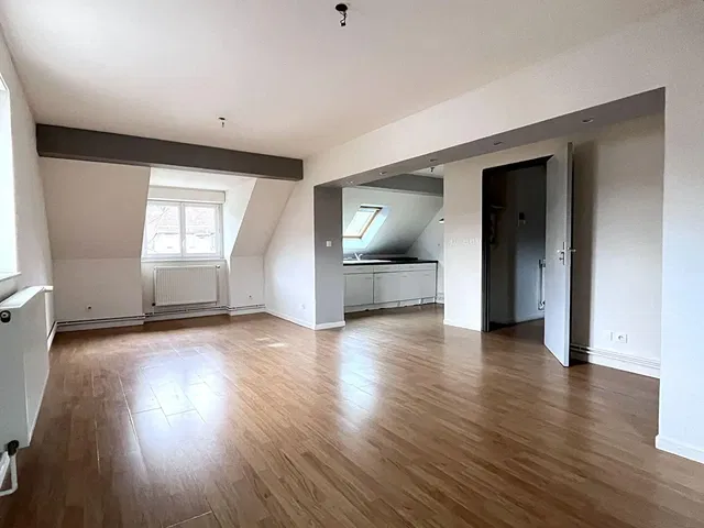 Obývačka; prirodzené svetlo, dlažba