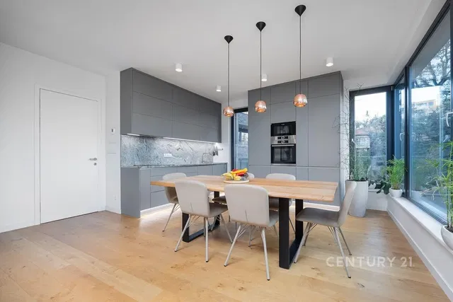 Cucina; elettrodomestici, luce naturale, stile moderno, pavimento in legno