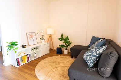 Wohnzimmer; tageslicht, moderner stil, holzboden