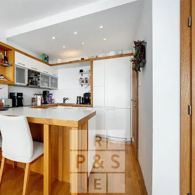 Küche; küchengeräte, holzboden, tageslicht