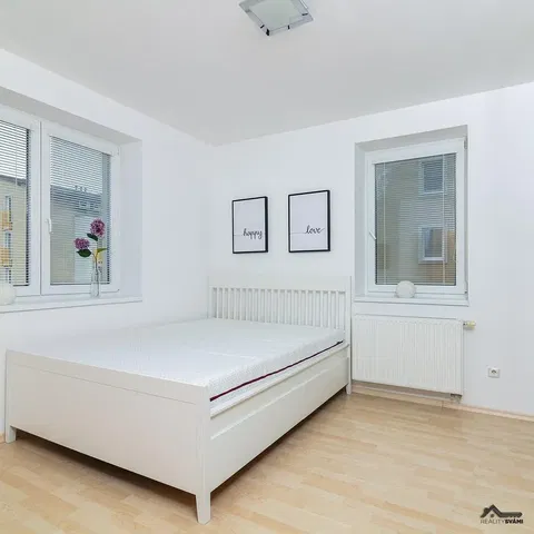 Schlafzimmer; tageslicht, holzboden, moderner stil