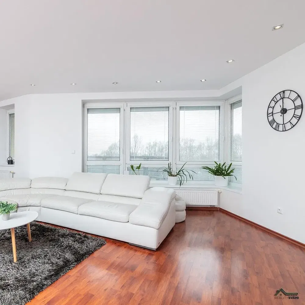 Wohnzimmer; holzboden, tageslicht, moderner stil