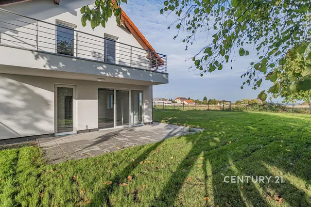 Casa y alrededores; vista