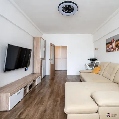 Oturma odası; doğal ışık, modern stil, ahşap zemin