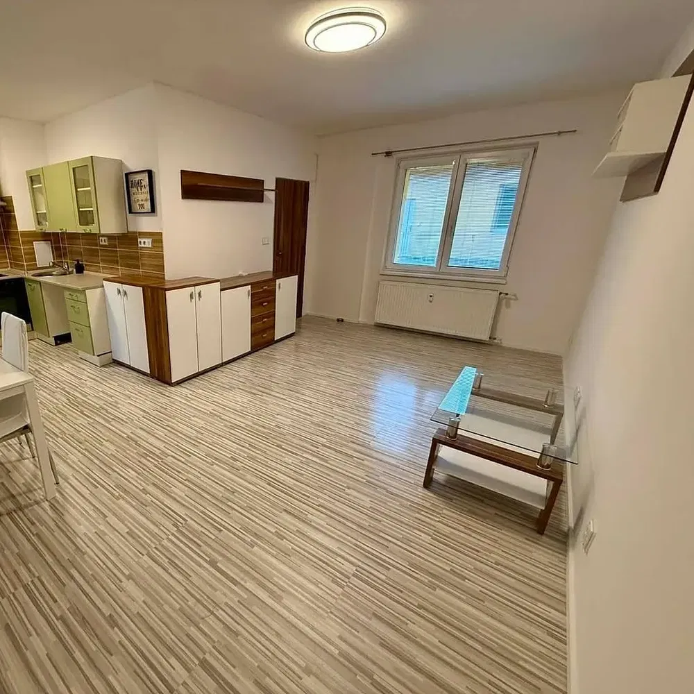 Kuhinja; prirodno svjetlo, pločice