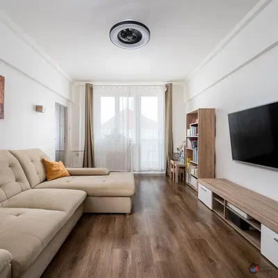 Oturma odası; doğal ışık, modern stil, ahşap zemin