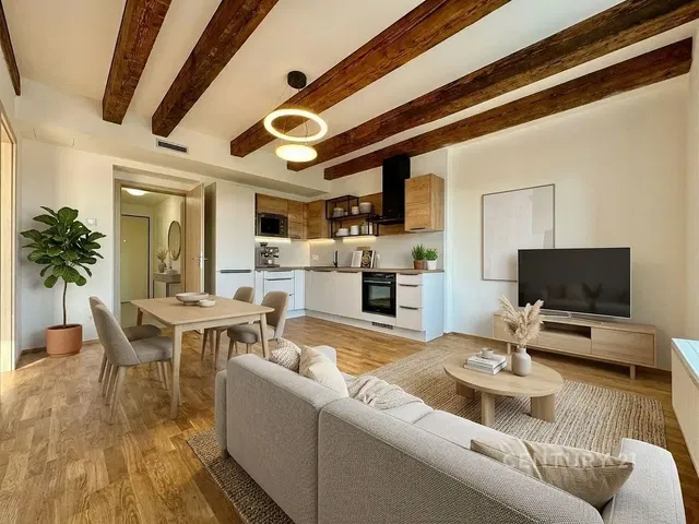 Soggiorno; travi in legno, pavimento in legno, luce naturale, stile moderno