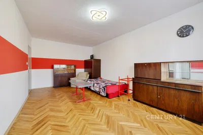 Ložnice; dřevěná podlaha, přirozené světlo