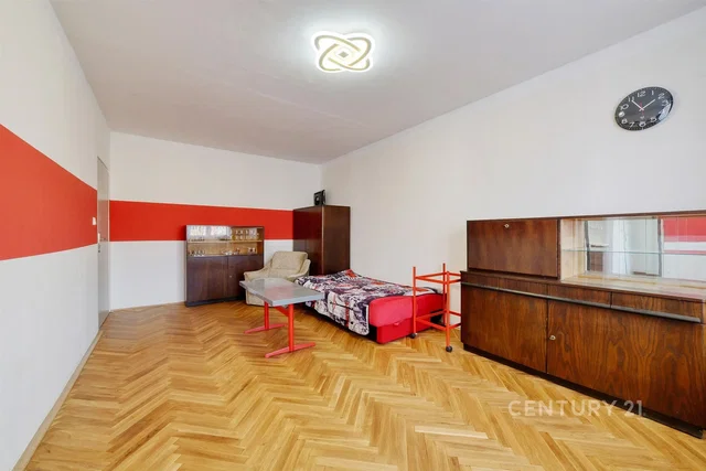 Спаваћа соба; дрвени под, природно светло