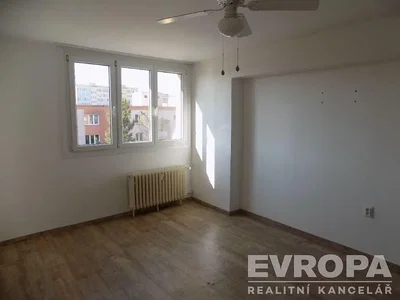 Obývačka; výhľad, drevená podlaha, prirodzené svetlo
