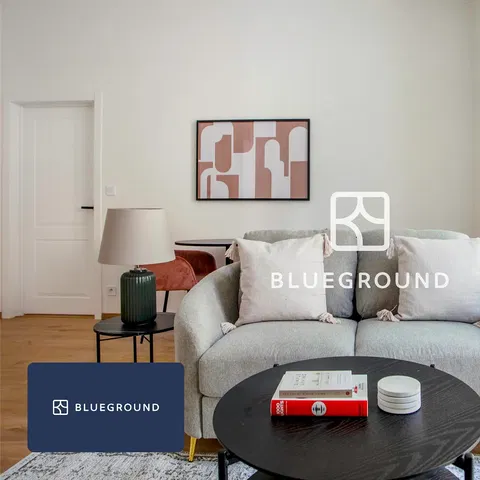 Woonkamer; moderne stijl, houten vloer, natuurlijk licht