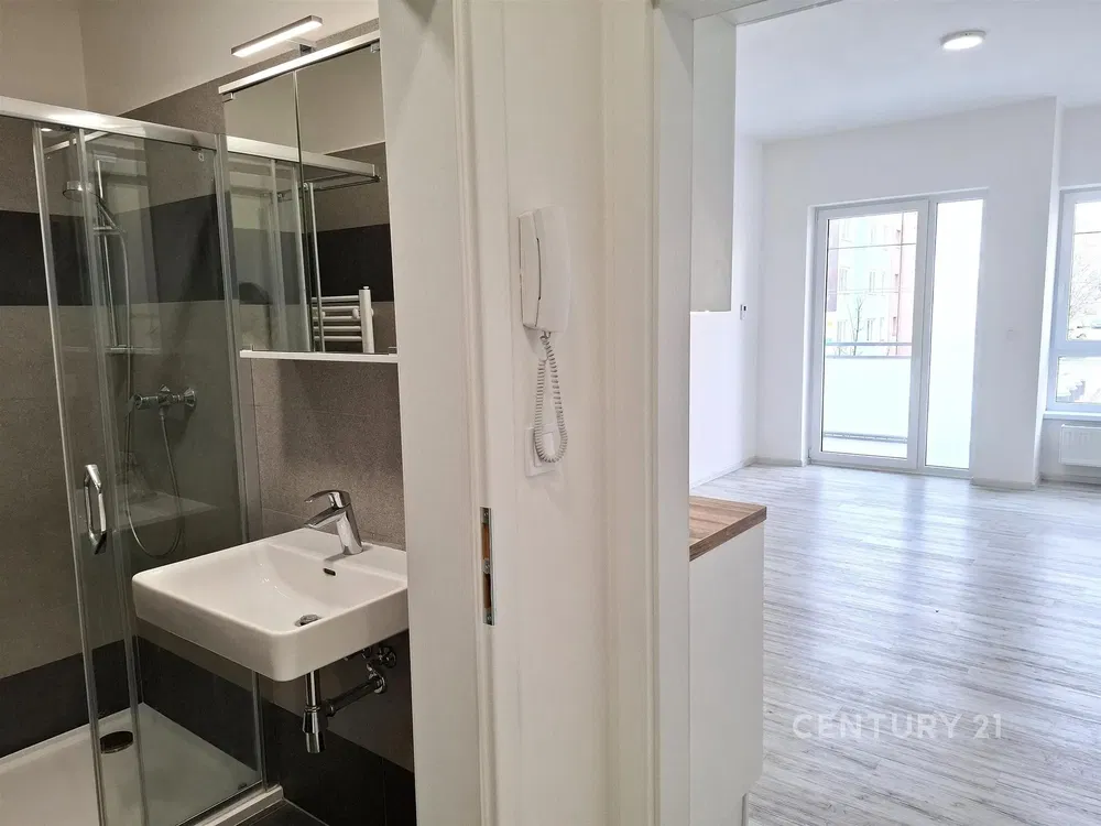 Badezimmer; tageslicht, fliesenboden, renoviert