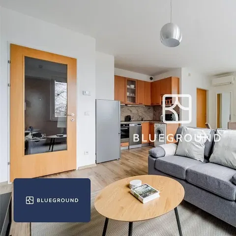 Woonkamer; keukenapparatuur, natuurlijk licht, moderne stijl