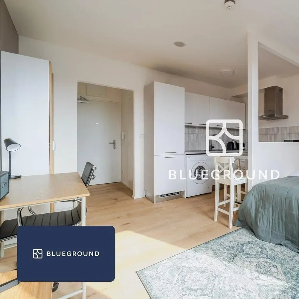 Cucina; stile moderno, luce naturale, pavimento in legno