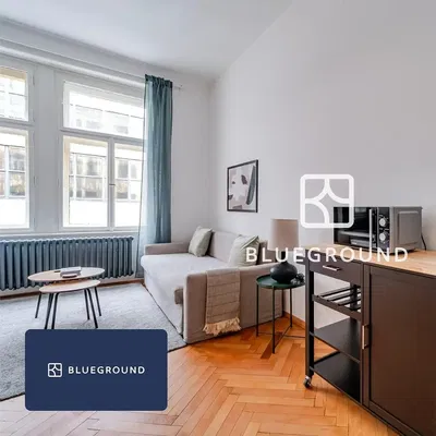 Wohnzimmer; blick, moderner stil, holzboden, tageslicht