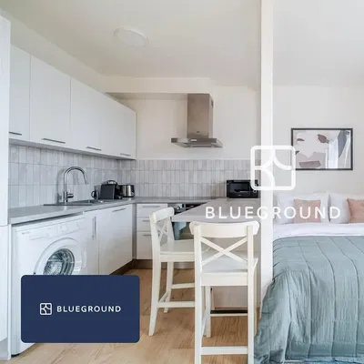 Cucina; pavimento in legno, stile moderno, elettrodomestici