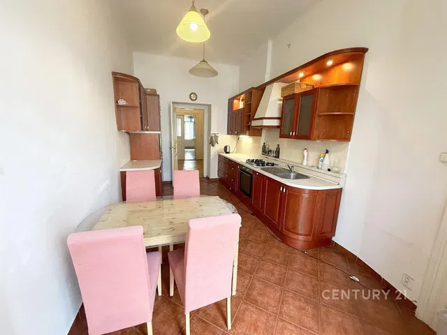 Cucina; pavimento in piastrelle