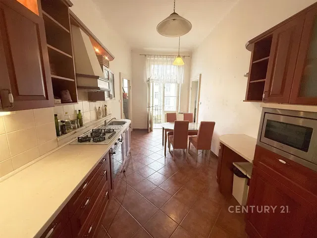 Cucina; elettrodomestici, pavimento in piastrelle, luce naturale