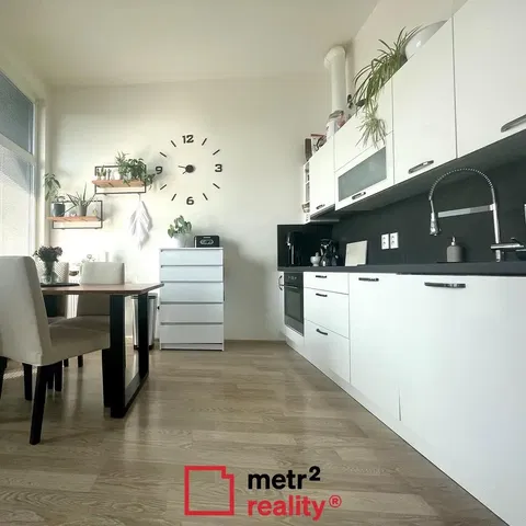 Cocina; electrodomésticos, luz natural, estilo moderno, suelo de madera