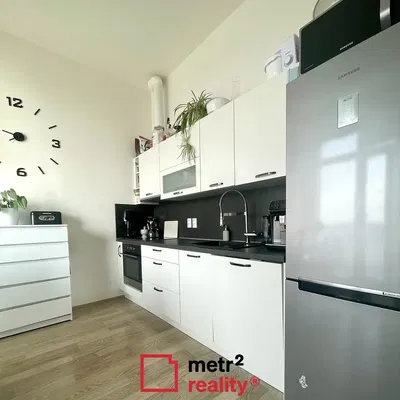 Cucina; elettrodomestici, luce naturale, stile moderno