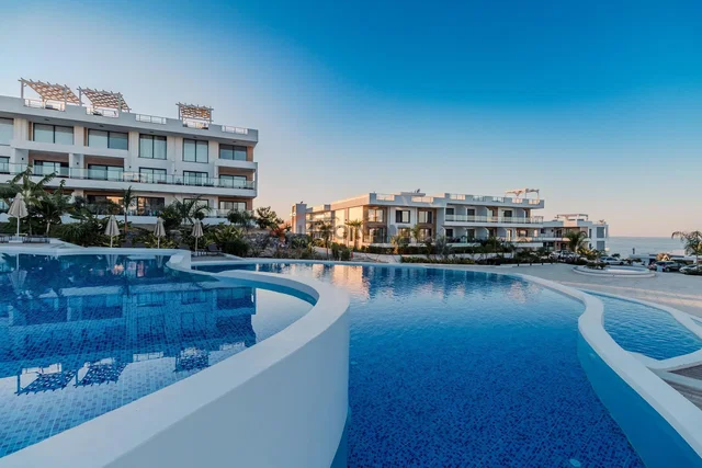 Къща и околности; гледка, плочки