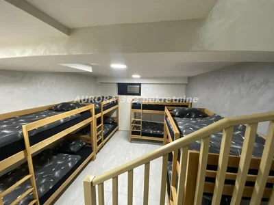 Chambre d'enfant; parquet, carrelage, hauteur sous plafond, poutres en bois, rénové, lumière naturelle, style moderne