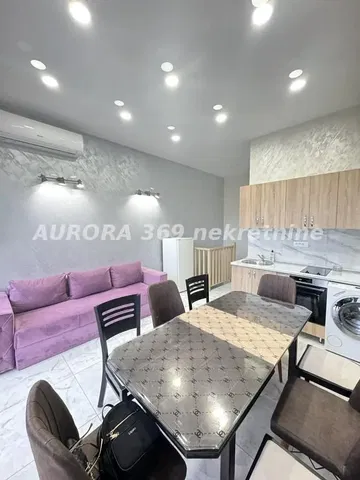 Salón; suelo de baldosas, renovado, luz natural