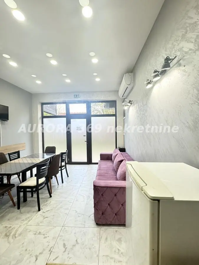 Salon; carrelage, lumière naturelle