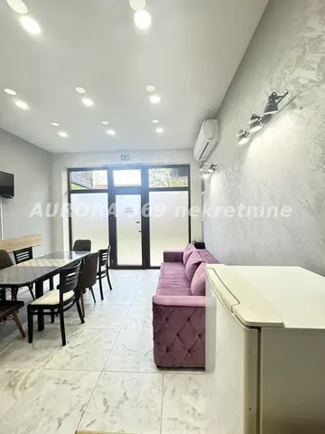 Salón; suelo de baldosas, luz natural