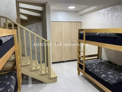 Chambre d'enfant; parquet, carrelage, poutres en bois, rénové, lumière naturelle, style moderne